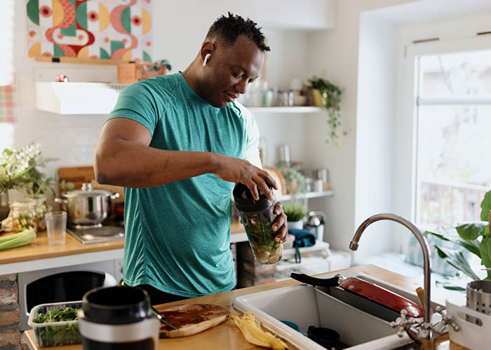 Man making a healthy smoothie