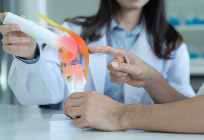 Doctor explain knee replacement pain