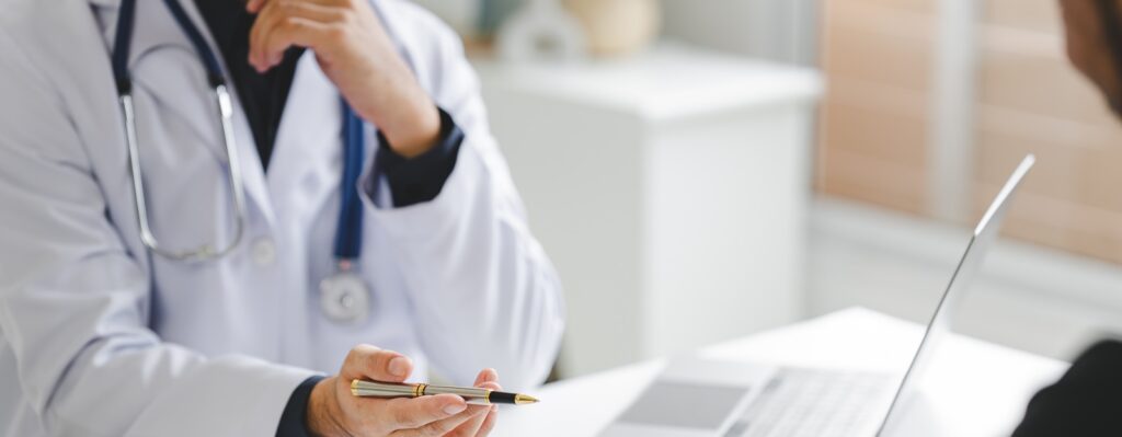 Doctor giving a pain diagnosis to patient