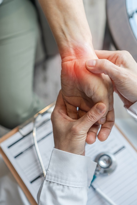 Pain doctor diagnosing carpal tunnel syndrome