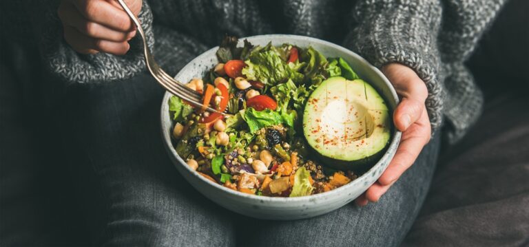 Woman eating a healthy lunch with anti-inflammatory ingredience